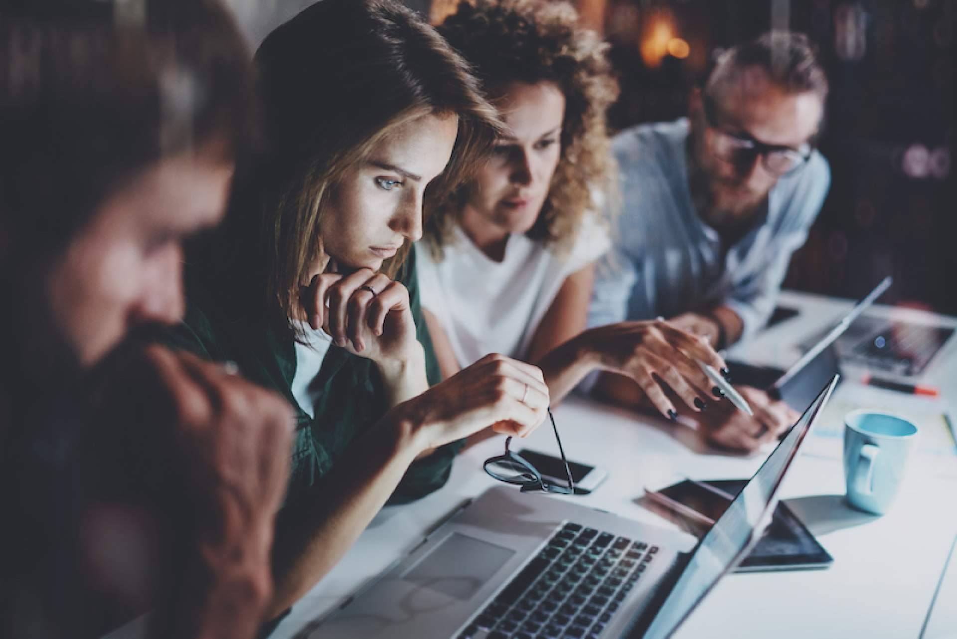 ¿Cuáles son los principales beneficios de contratar los servicios de marketing digital para empresas?