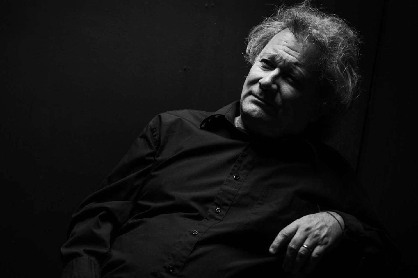 El actor, director, productor teatral y dramaturgo Alejandro Vales y su relación con Teatro 8