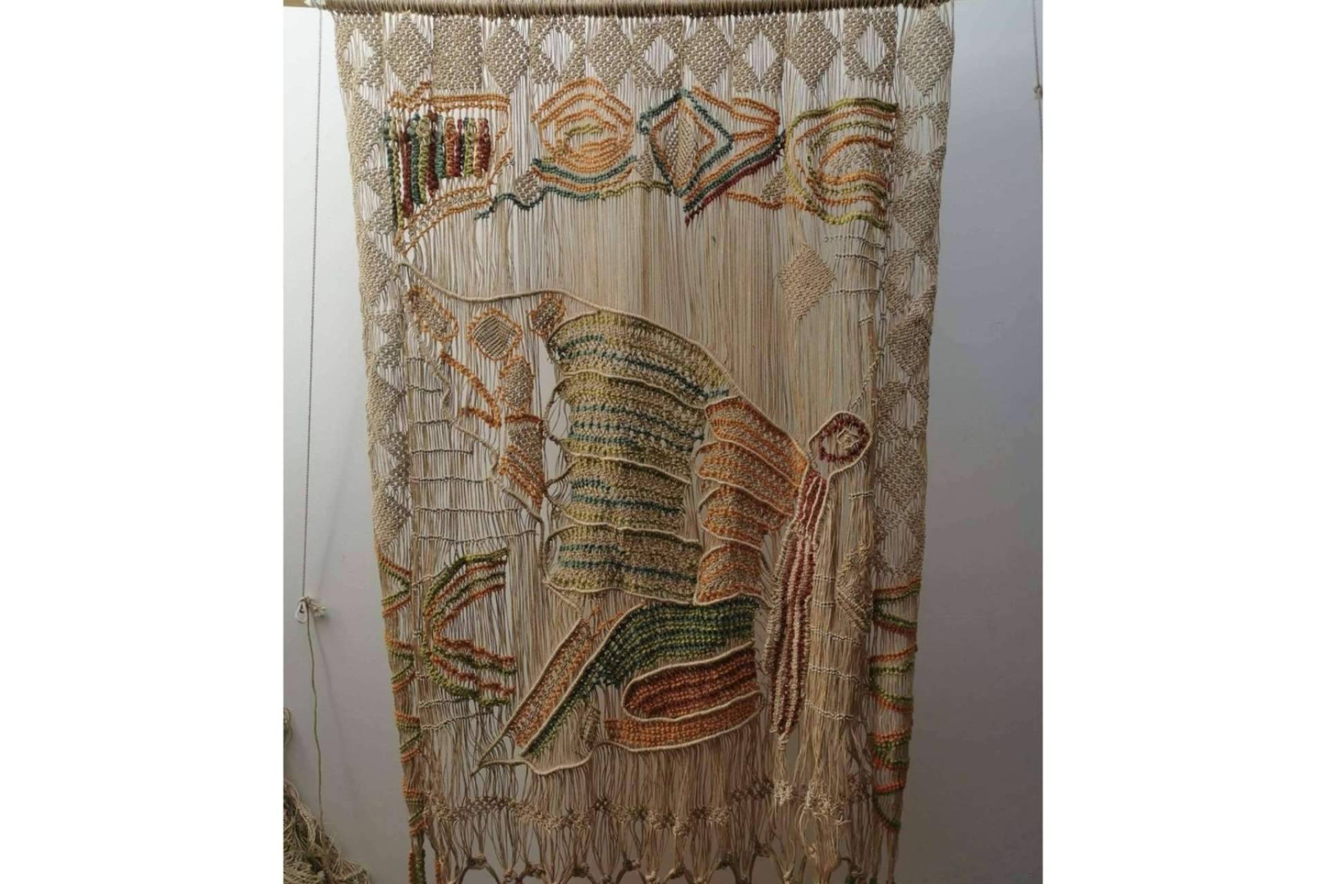 Javier Fueyo se especializa en el arte textil, a través del macramé