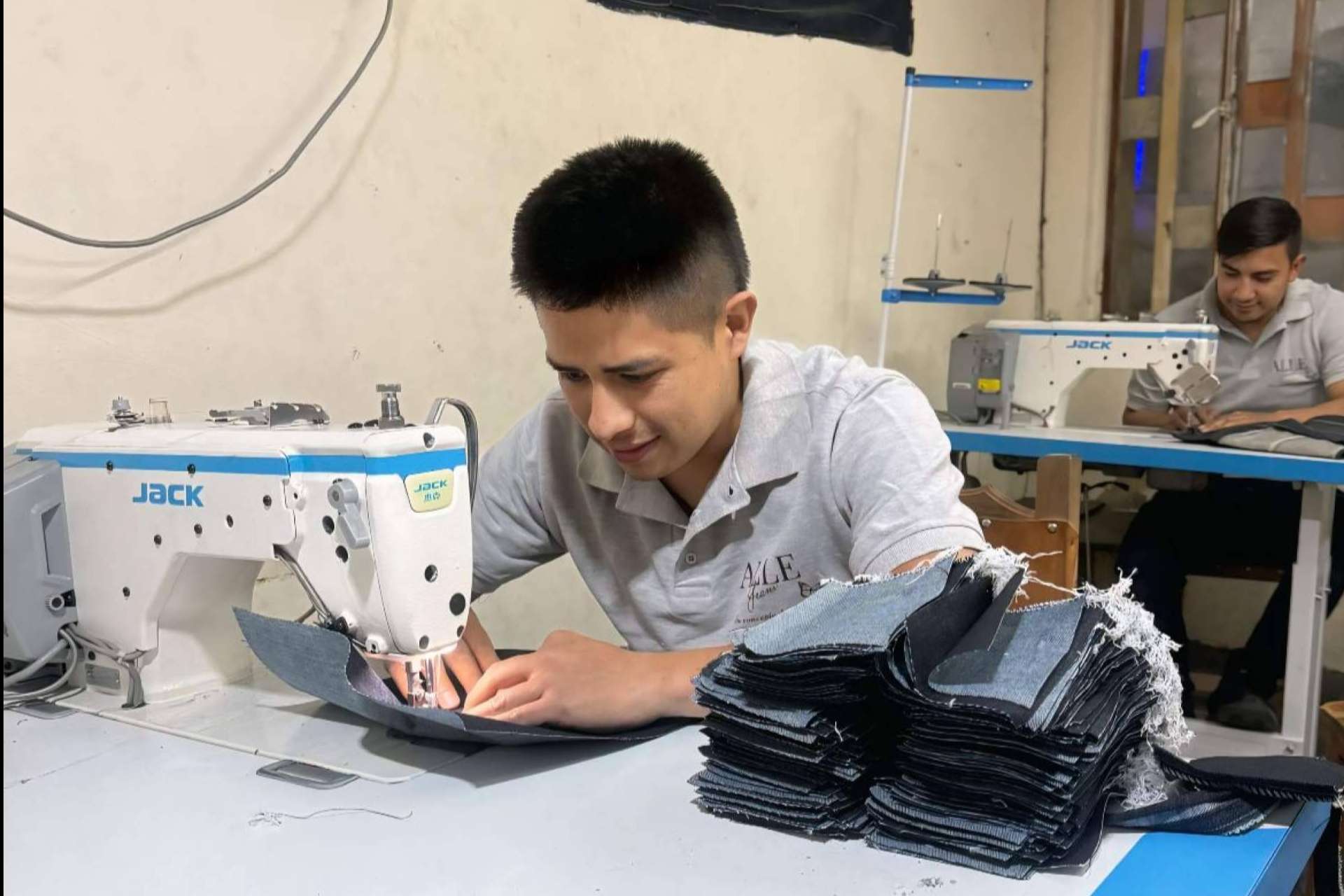 Fabricantes directos de jeans, el negocio destaca en el mercado con ventas online y precios competitivos