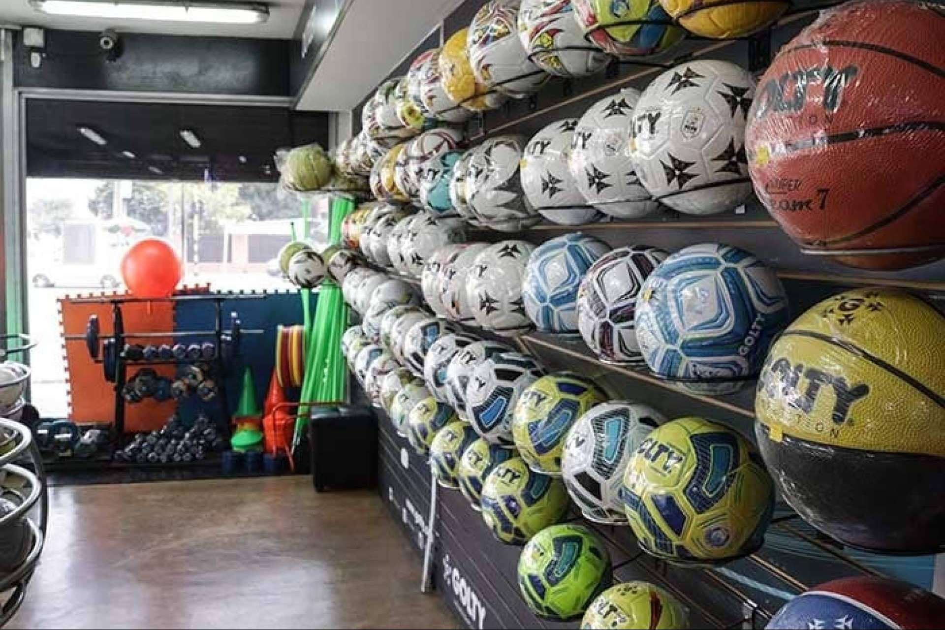 Desde fútbol hasta natación; todo está en la tienda deportiva de Golty
