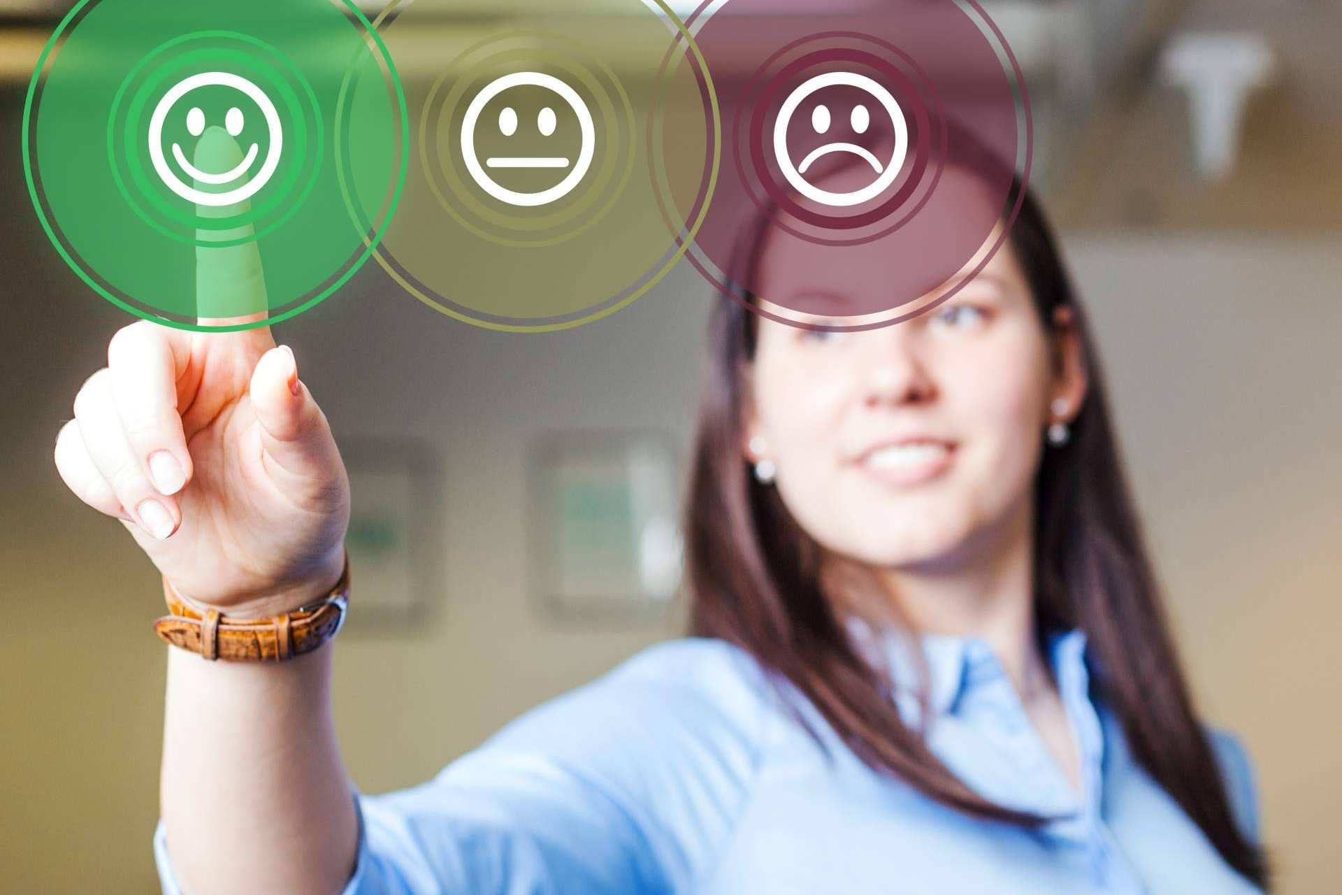 Global Happiness Index de NiCE revela que la IA mejora la atención al cliente en 72% los consumidores